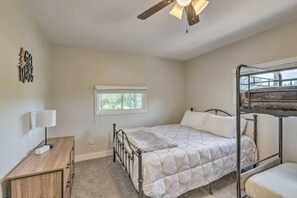 2 bedrooms, iron/ironing board, travel cot, free WiFi - The Hairy Cow | Modern Mountain Getaway! (Show Low)