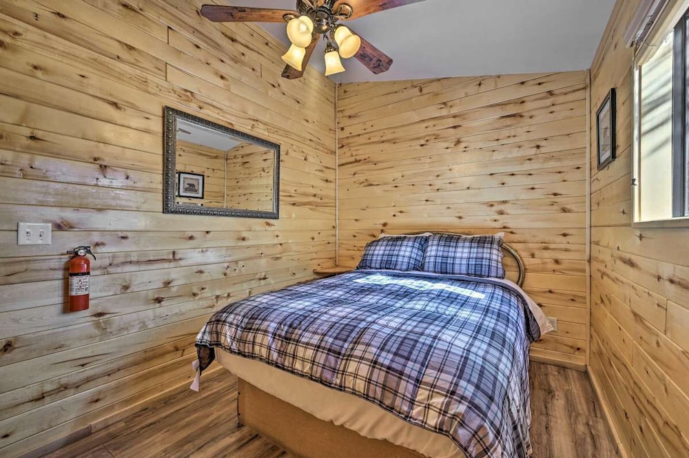 Pet friendly, Mountain Gem, with a Spa! Overgaard Vrbo