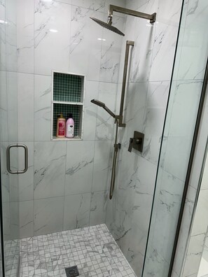 Shower, hair dryer, towels, soap - Cute North End Retreat (Manchester)