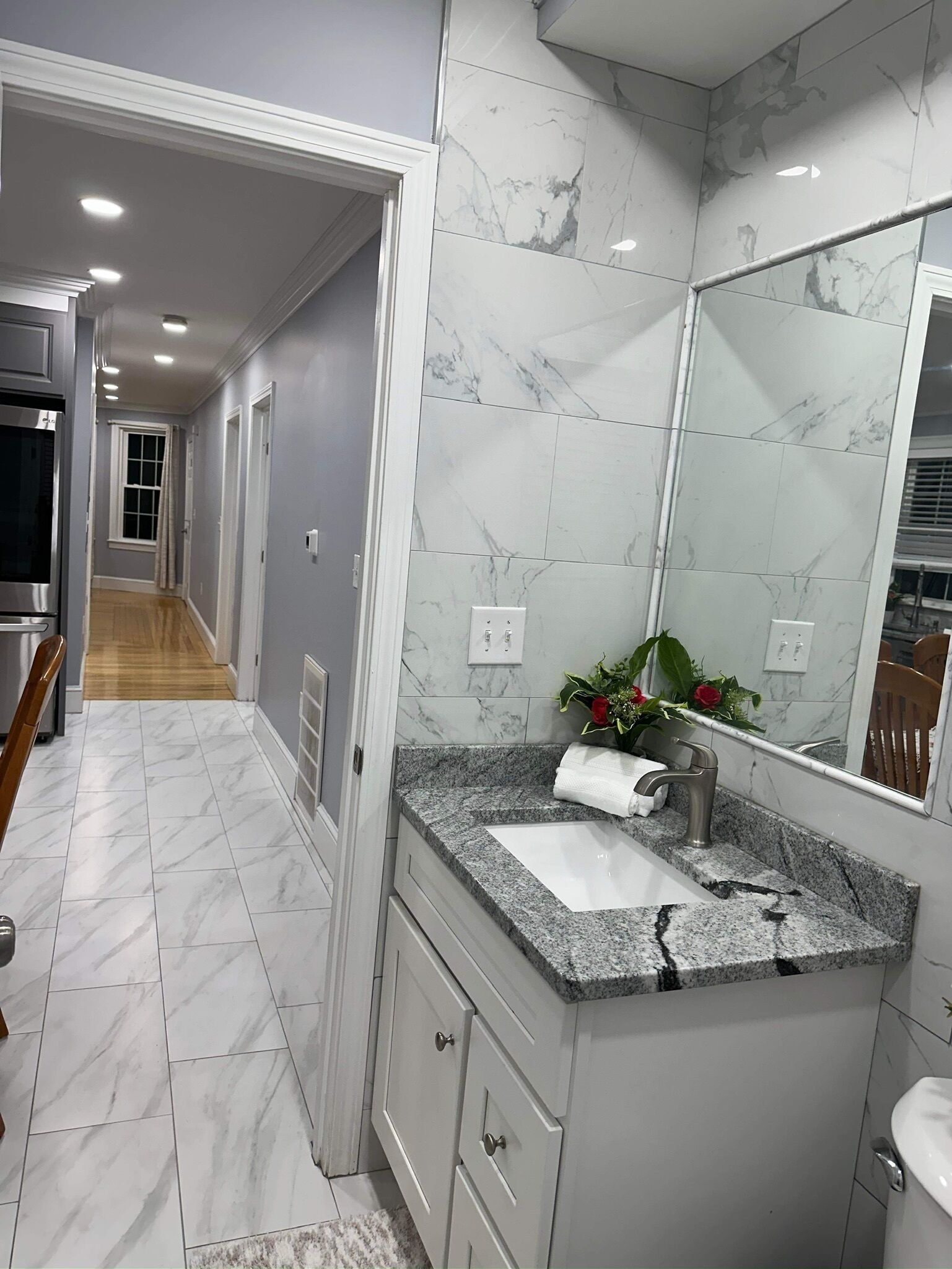 Regadera, secadora de cabello, toallas, jabón 