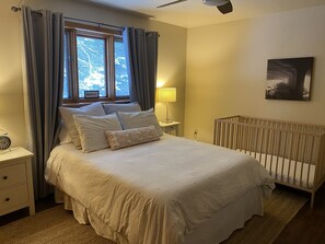 5 bedrooms, desk, travel cot, free WiFi - Pagliaro Cove
The place of our dreams nestled on the shores of Otter Lake! (Dorset)