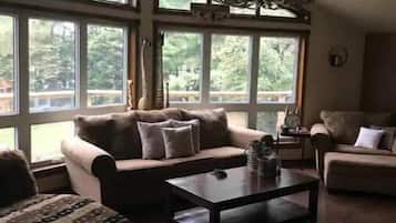 Smart-TV, peis, DVD-spiller og stereoanlegg