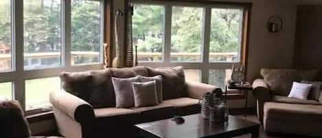 Smart TV, lareira, DVD player, aparelho de som