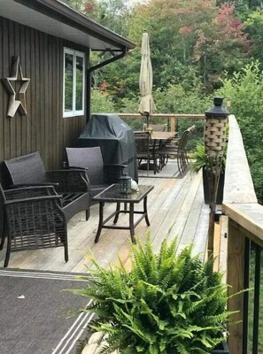 Outdoor dining - Pagliaro Cove
The place of our dreams nestled on the shores of Otter Lake! (Dorset)