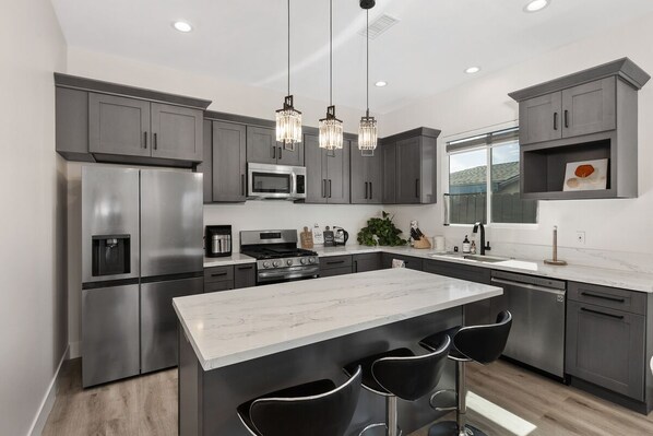 Fridge, microwave, oven, stovetop - New Construction Home 2024 - Vacation Mid-Term Rental Opportunity (San Diego)