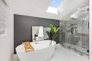 Douche, sèche-cheveux, serviettes fournies, savon