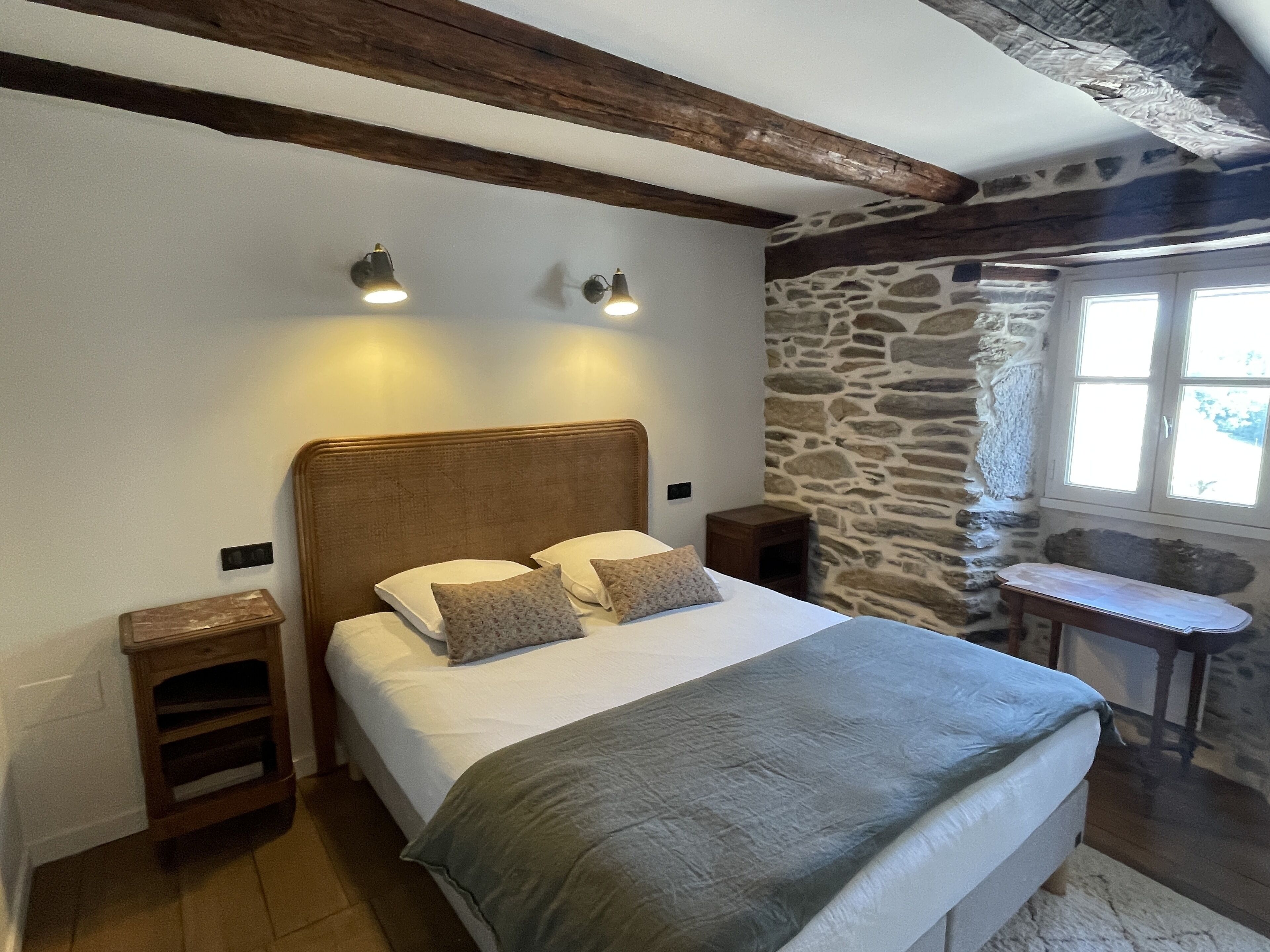 6 bedrooms, iron/ironing board, WiFi, bed sheets