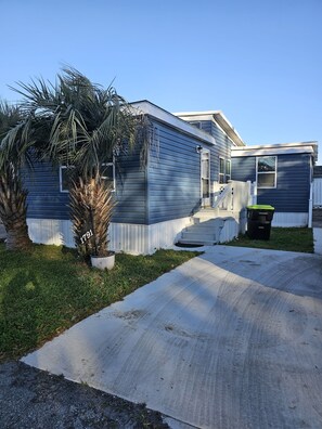 Property grounds - 2 minutes to the beach on the owner provided golf cart! (surfside beach)