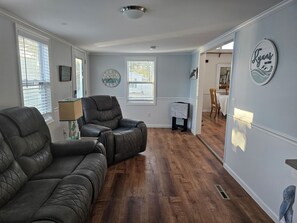 Living area - 2 minutes to the beach on the owner provided golf cart! (surfside beach)