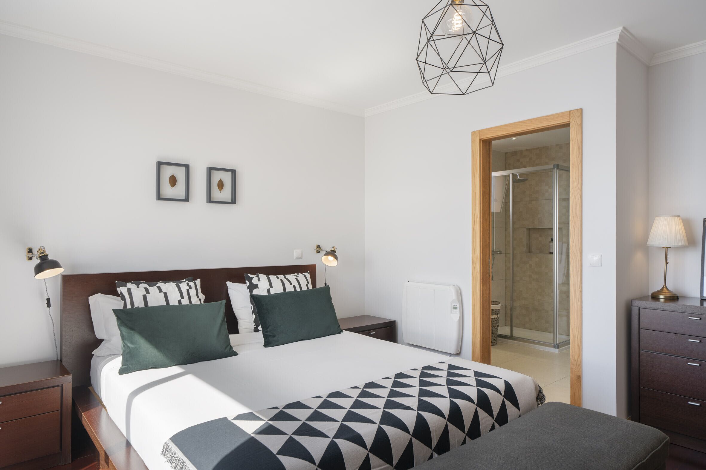 3 habitaciones, tabla de planchar con plancha, wifi y ropa de cama 