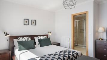 3 habitaciones, tabla de planchar con plancha, wifi y ropa de cama