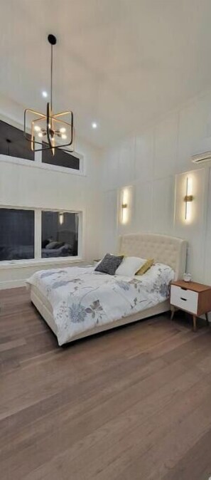 4 slaapkamers, een bureau, een strijkplank/strijkijzer, reisbedje
