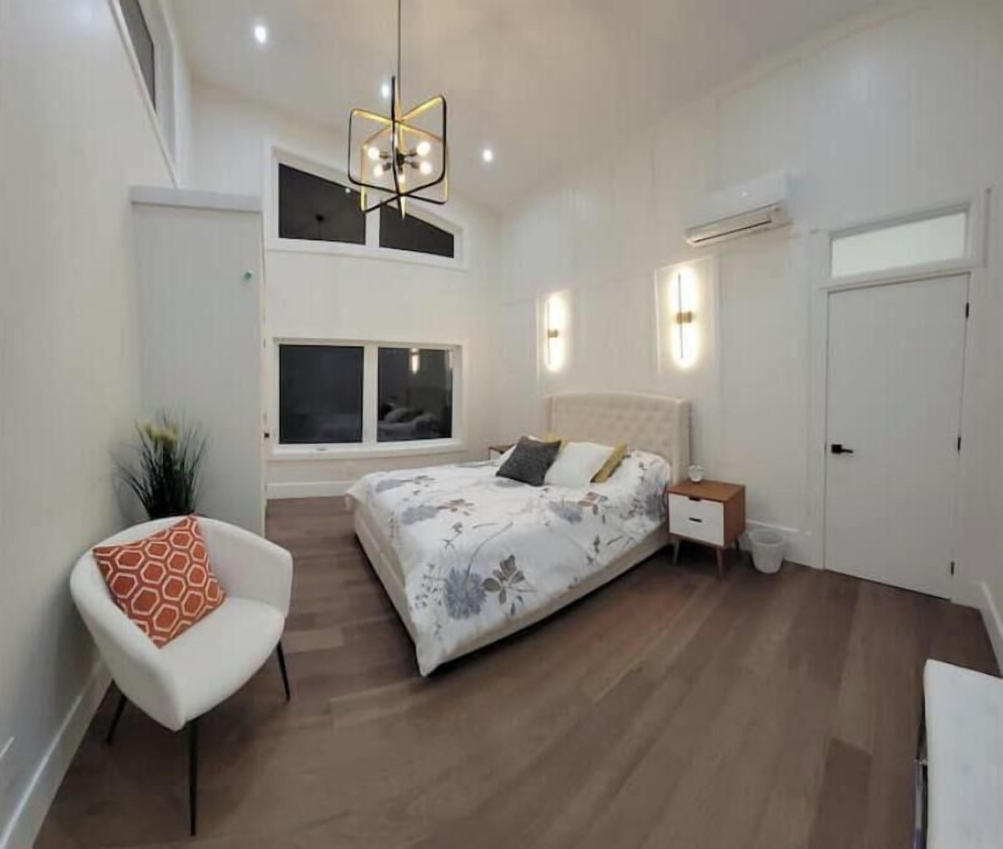 4 bedrooms, desk, iron/ironing board, travel crib