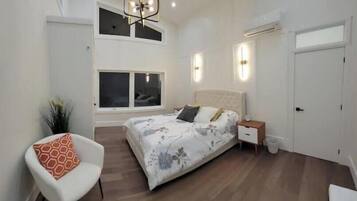 4 bedrooms, desk, iron/ironing board, travel crib
