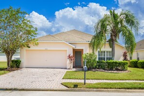 Exterior - Beautiful, sun-drenched 4 Bed 3 Bath Villa within The Sanctuary at West Haven (Davenport)