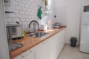 Réfrigérateur, micro-ondes, four, plaque de cuisson