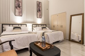 經濟雙人房, 2 張標準雙人床, 非吸煙房 | 羽絨被、客房內保險箱、書桌、筆電工作空間