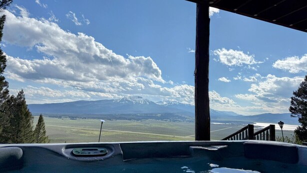 A hot tub with a view of mountains and a clear sky. - Breathtaking Views Close to Yellowstone (Island Park)