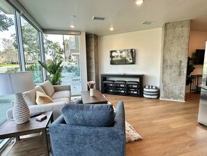 Smart TV - Clean & stylish with exclusive patio, king bed, secured parking, by the beach (San Diego)