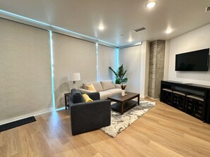 Smart TV - Clean & stylish with exclusive patio, king bed, secured parking, by the beach (San Diego)
