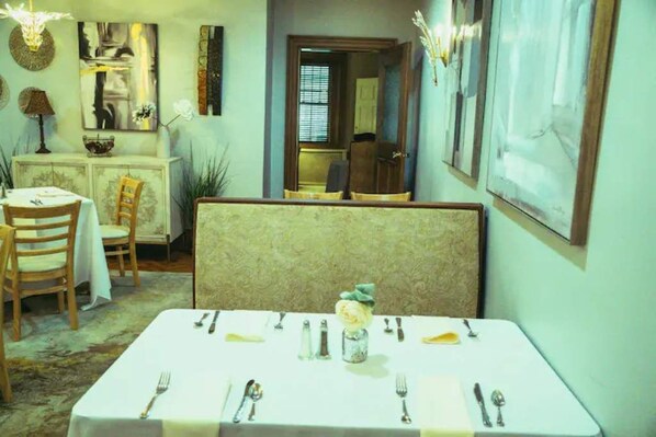 Dining - Four Seasons Suite w/ Breakfast (Mount Joy)