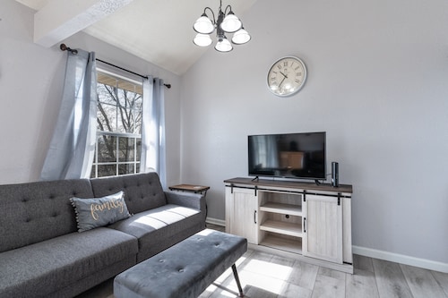 So Cozy! Beautiful family-sized 2B/2B. Pet-friendly. 5 mins to Table Rock Lake.