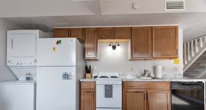 So Cozy! Beautiful family-sized 2B/2B. Pet-friendly. 5 mins to Table Rock Lake.