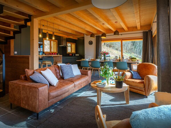 Televisio, videopelejä, pöytätennispöytä, stereot