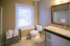 Bathroom - Regal Estate Suite w/ Breakfast (Mount Joy)