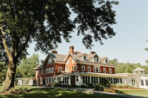 Exterior - Regal Estate Suite w/ Breakfast (Mount Joy)