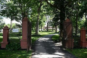 Property grounds - Regal Estate Suite w/ Breakfast (Mount Joy)