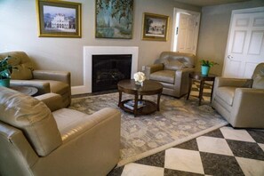 Living area - Dutch Country Suite w/ Breakfast (Mount Joy)