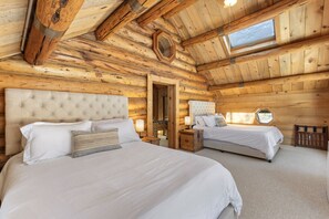 4 bedrooms, desk, travel cot, free WiFi