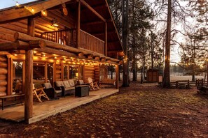 Terrace/patio - Log Cabin on 16 Private Acres | Hot Tub | Cascade Views (Bend)