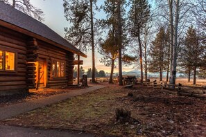 Property grounds - Log Cabin on 16 Private Acres | Hot Tub | Cascade Views (Bend)