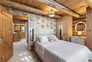 4 bedrooms, desk, travel crib, free WiFi - Family-Friendly Log Cabin-16 Acres-Hot Tub & Views (Bend)