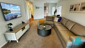 Smart TV, chimenea y oficina 