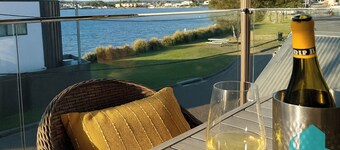 Village Bay Lake house, family Lake House with Spa