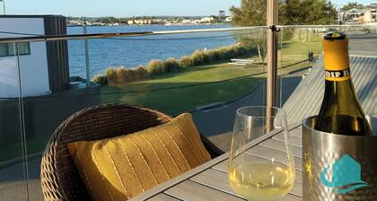 Village Bay Lake house, family Lake House with Spa