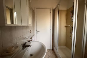 Dusche, Haartrockner, Bidet, Handtücher