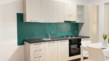 Jääkaappi, uuni, liesi, kahvin-/teenkeitin