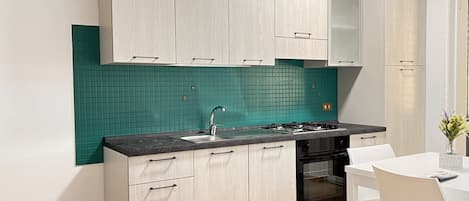 Coffee/tea maker, fridge, oven, stovetop