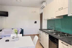 Fridge, oven, stovetop, coffee/tea maker