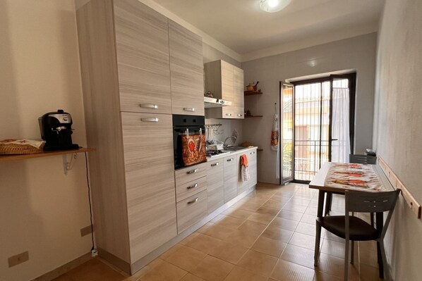 Fridge, oven, stovetop, coffee/tea maker
