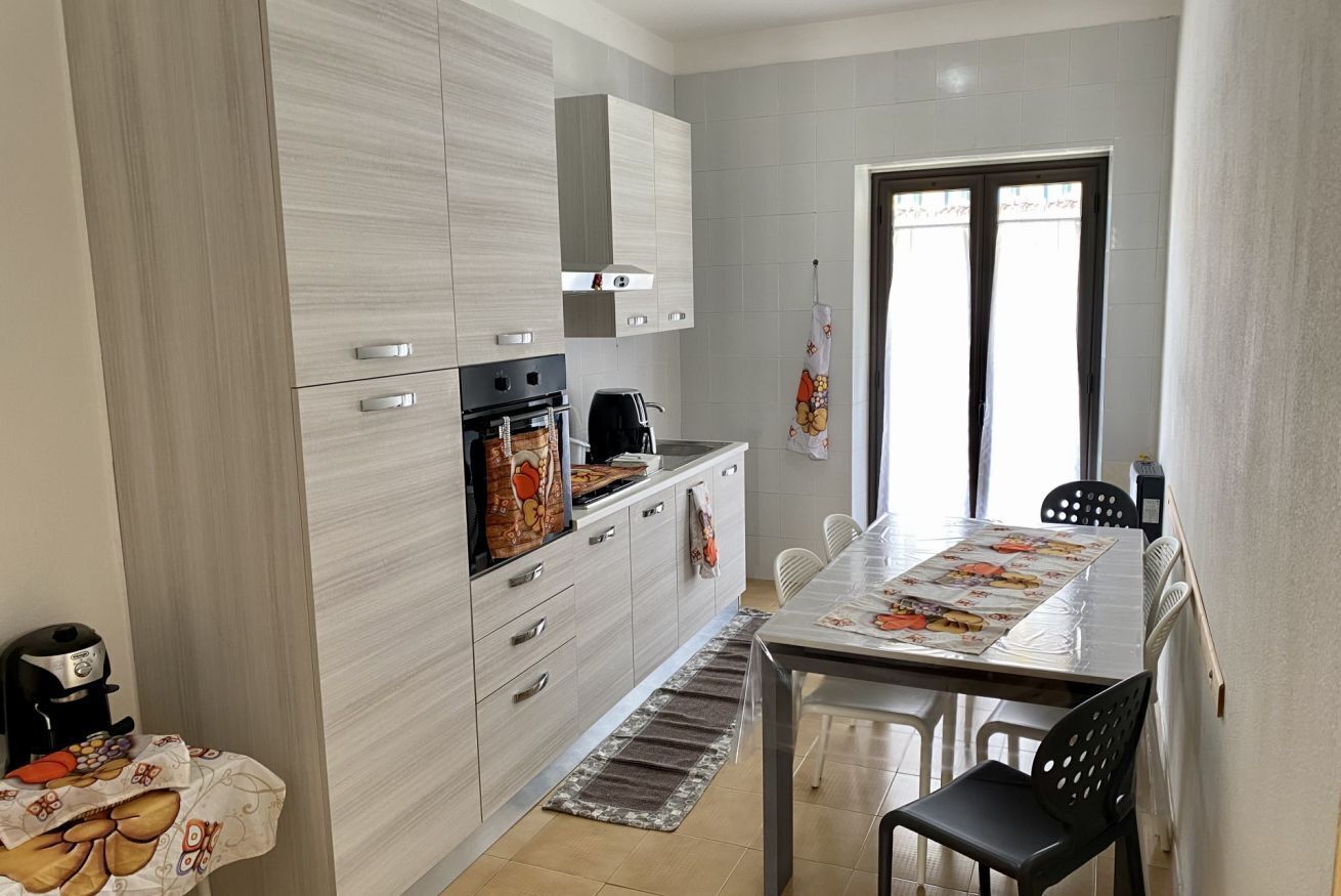 Cafetera o tetera, frigorífico, horno y placa de cocina