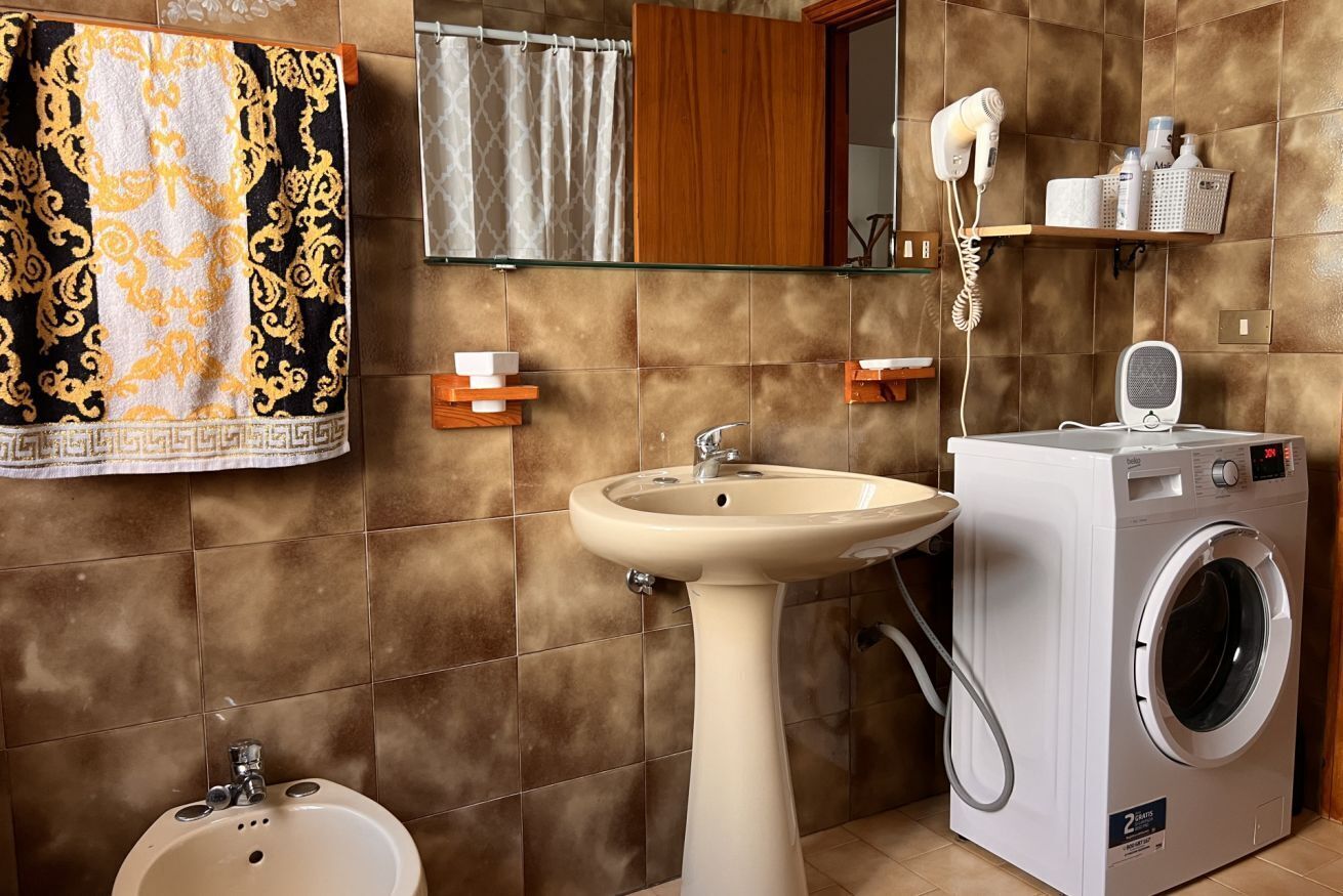 Haartrockner, Bidet, Handtücher