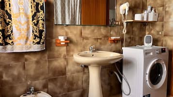 Haartrockner, Bidet, Handtücher