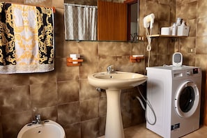 Secadora de cabello, bidet, toallas 