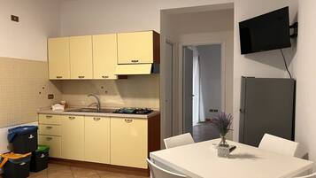 Fridge, oven, stovetop, coffee/tea maker