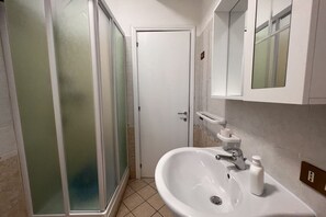 Douche, sĂšche-cheveux, bidet, serviettes fournies